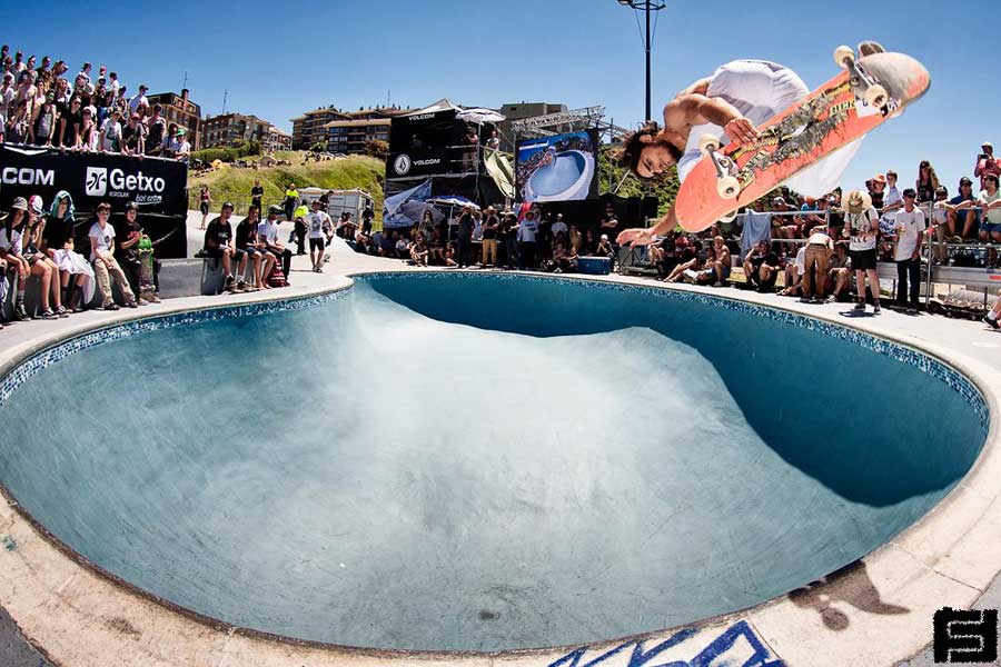 backside air skateboarding